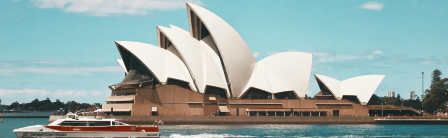 Seitansicht vom Opernhaus Gebäude in Sydney in Australien bei Tag